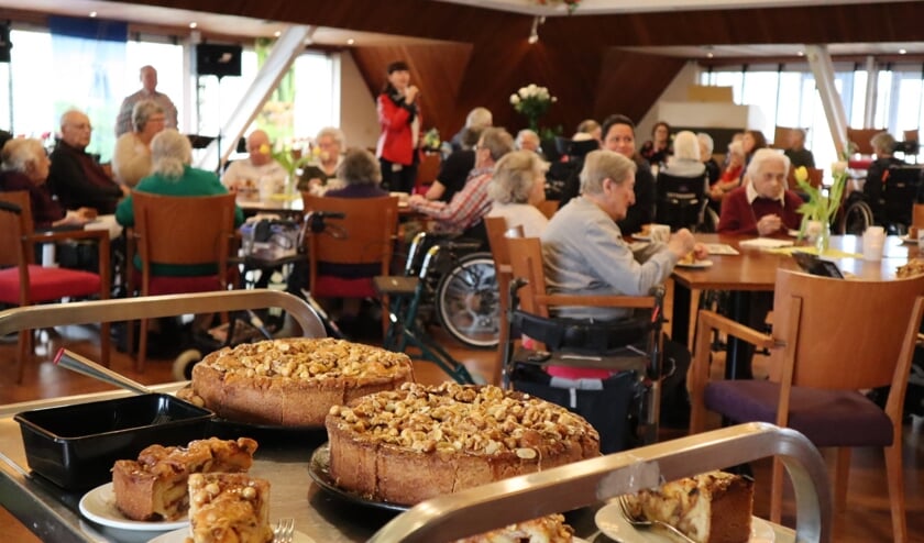 Voor alle bewoners van Leythenrode was er een lekker stuk zelfgebakken appeltaart.