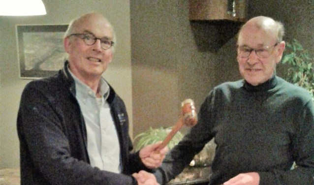 Marius de Jong (links) neemt de voorzittershamer over van Henk Emmerik. | Foto: pr./Cas Juffermans