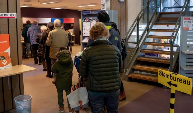 In de rij om te stemmen in de Leiderdorpse bibliotheek