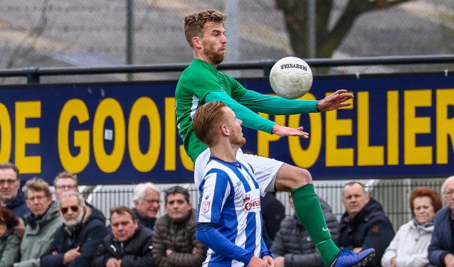 Jeffrey Ket in gevecht met Renco van Eeken van Eemdijk. | Foto: OrangePictures