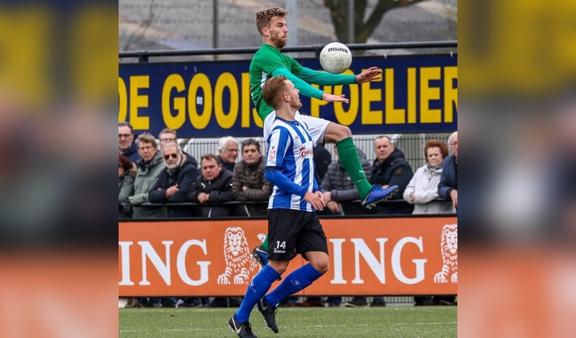 Jeffrey Ket in gevecht met Renco van Eeken van Eemdijk. | Foto: OrangePictures