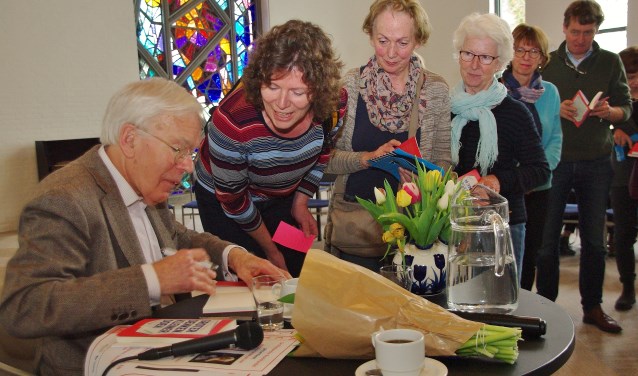 Na afloop nam Herman Tjeenk Willink de tijd om zijn nieuwste boek te signeren.