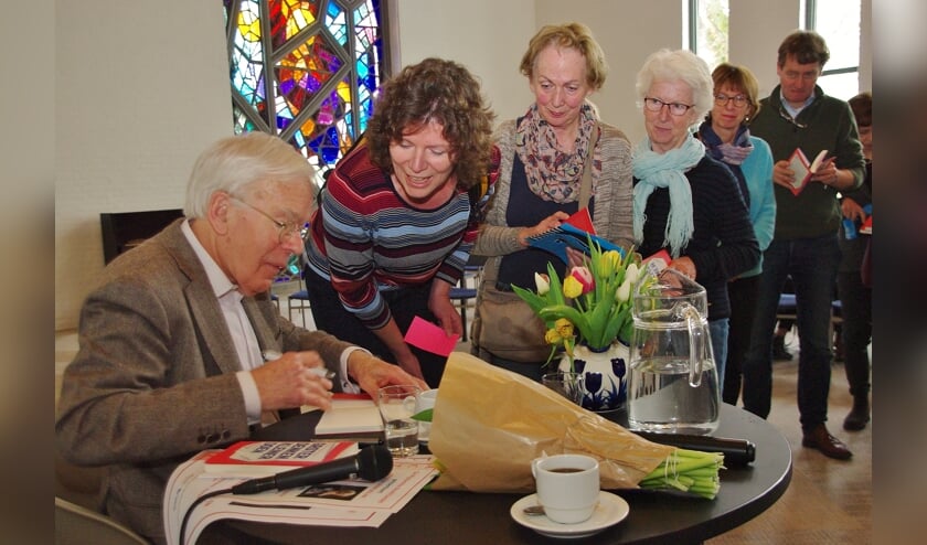 Na afloop nam Herman Tjeenk Willink de tijd om zijn nieuwste boek te signeren.