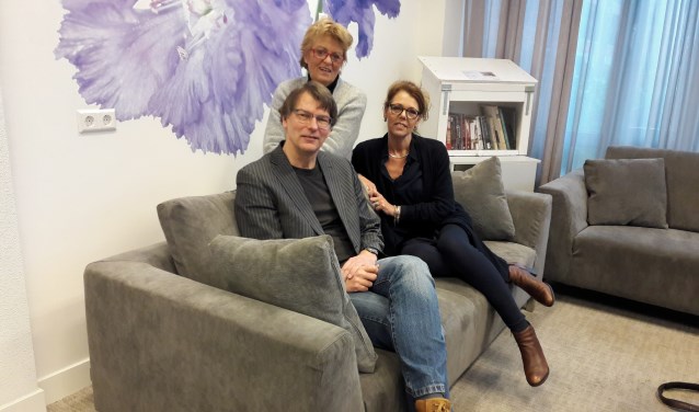 Johan Nouws (stichting MEE) en Talitha Kaptein (rechts, Nederlandse Vereniging voor Autisme) zijn de mede-organisatoren van de informatiebijeenkomst. | Foto: archief