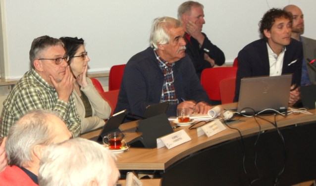 Voorzitter Koppel (L) stond geen politieke discussie en technische vragen toe. | Foto: WS