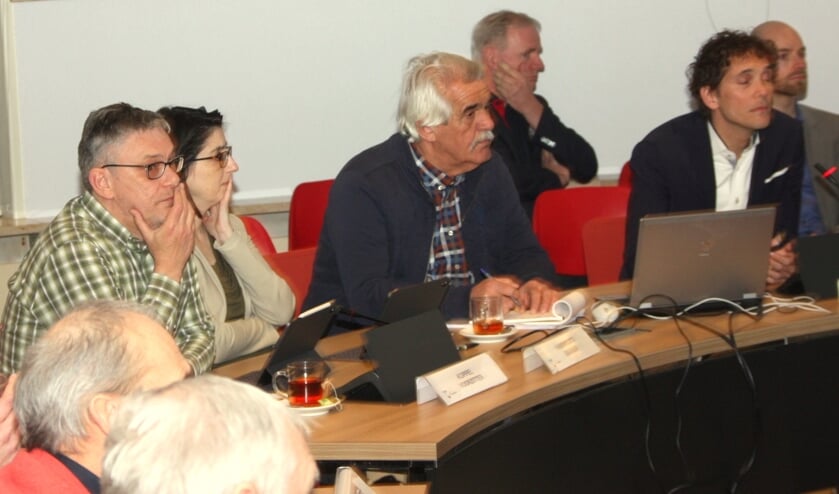 Voorzitter Koppel (L) stond geen politieke discussie en technische vragen toe. | Foto: WS