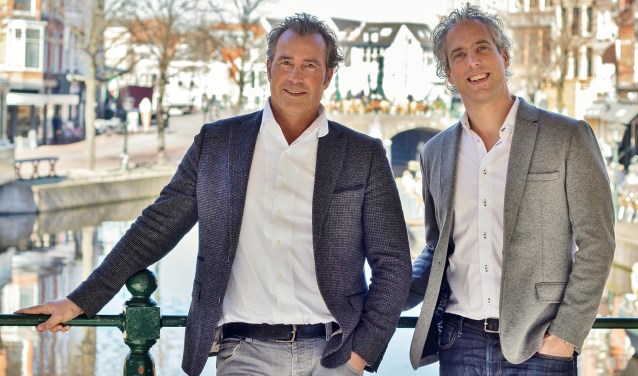 Dirk Bouman (directeur Uitgeverij Verhagen) met Roald Laport (oprichter en voormalig uitgever LOS Magazine). | Foto Lars de Neus