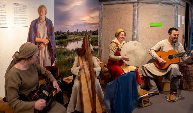 Muziekgroep Anderfolk speelt middeleeuwse muziek bij het nagebouwde Merovingische huisje dat onderdeel is van de tentoonstelling. | Foto: J.P. Kranenburg