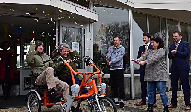 Hans Berkel en zijn begeleidster waren de eersten om de fiets uit te proberen. | Foto: Piet van Kampen