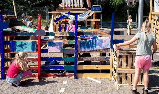 De laatste hand wordt gelegd aan een fraaie hut tijdens het huttenbouwen in juli 2018, dat toen voor de laatste keer werd georganiseerd door het Sociaal Cultureel werk Leiderdorp.
