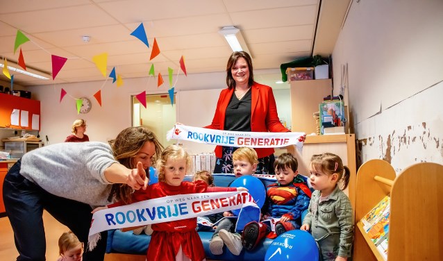 'Even naar de fotograaf kijken', zegt Nikki Ramsteijn van Sportief Advies tegen een van de kinderen van Villa Picasso. Achter de bank staat wethouder Angelique Beekhuizen.
