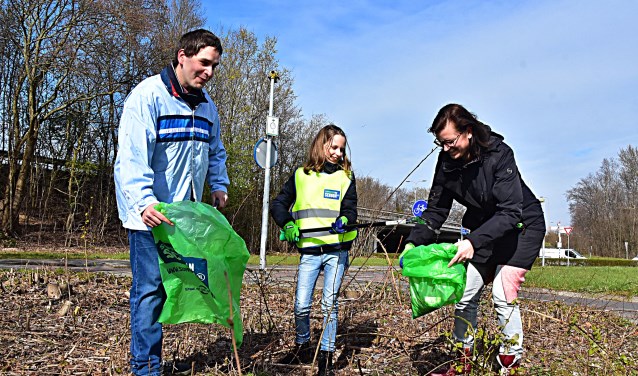 Tijdens Nederland Schoon werd rond de Zeilmakerstraat de boel opgeruimd. | Foto: Piet van Kampen