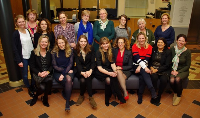 Veel politica's uit Oegstgeest kwamen vorig jaar op Internationale Vrouwendag in het gemeentehuis bijeen voor een informeel samenzijn met brainstorm-sessies. Dit jaar is er een borrel in De Gouwe.| Archieffoto Willemien Timmers