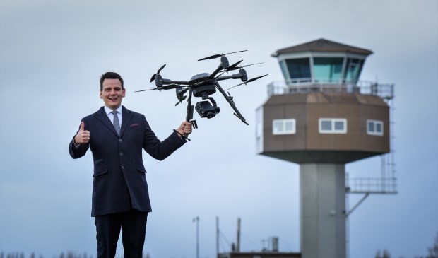 Wethouder Gerard Mostert, op locatie Valkenburg met een drone van Aerialtronics, gevestigd in Unmanned Valley Valkenburg.