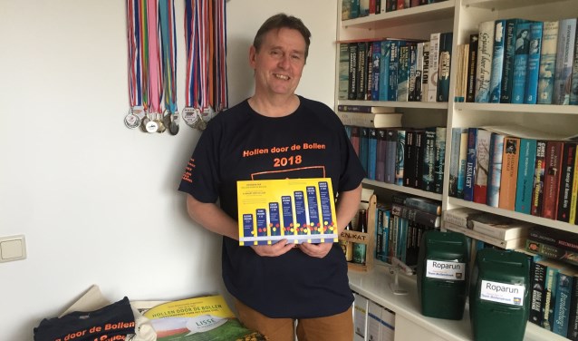 Dave van der Wijngaard met een sponsorbord waarop de verschillende sponsorvormen staan. | Foto: EA