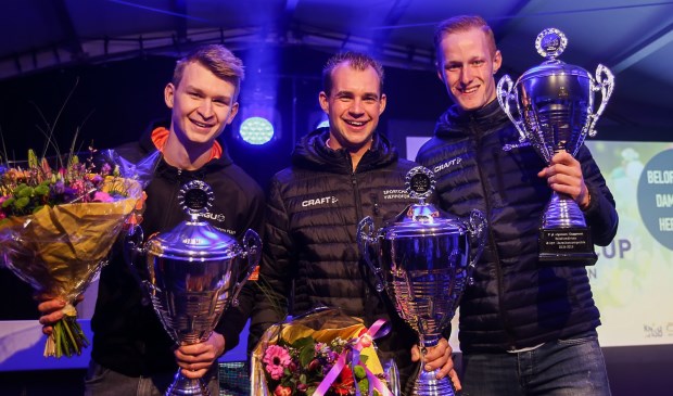 Leander van der Geest (m) op het hoogste podium, met nummer twee Casper de Gier (l) en Ruud Slagter.