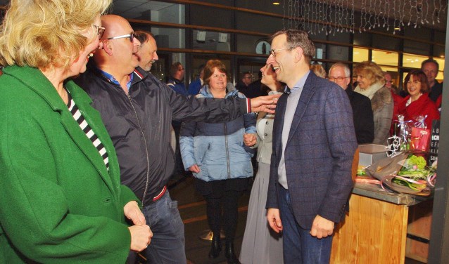 Door onder andere collega-ondernemers werd Hugo van der Meij gefeliciteerd met zijn vernieuwde winkel. | Foto's Willemien Timmers