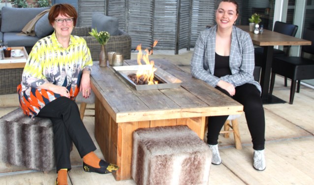 Twee vrouwen uit hetzelfde dorp die in de provincie politiek actief durven zijn. | Foto: WS