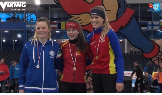 Patricia Koot (m) met de gouden medaille op de 500 meter. Meike Veen (r) wordt derde.