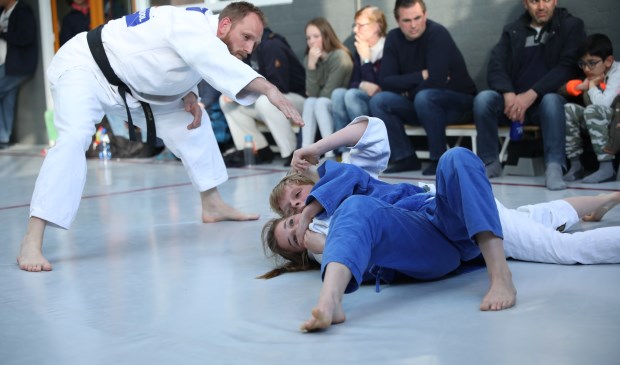 Judoka's in het grondgevecht tijdens het Newazetoernooi bij Kaizen.