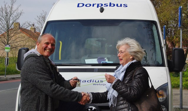 Afgelopen maandag namen de vrijwilligers de vernieuwde bus feestelijk in gebruik, en overhandigde de stichting Vrienden Welzijn Ouderen Oegstgeest de sleutels van de bus aan één van de vrijwillige chauffeurs, Albert van Tongeren. | Foto's Willemien Timmers