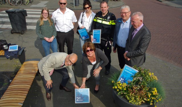 De tegel met de tweede ster wordt in de stoep gelegd. | Foto's Willemien Timmers