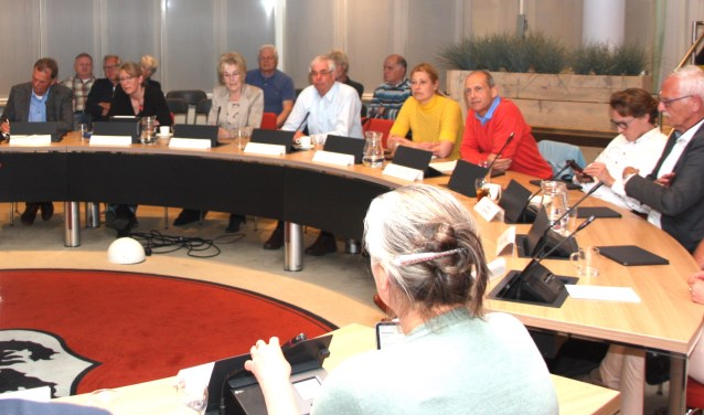 De beantwoording van kritische vragen bleek de omwonenden niet gerust te stellen. | Foto: Wim Siemerink