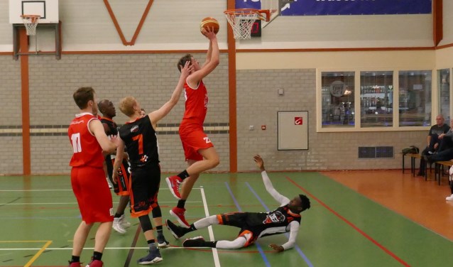 Jelle Hilhorst waagt een schot op de basket.