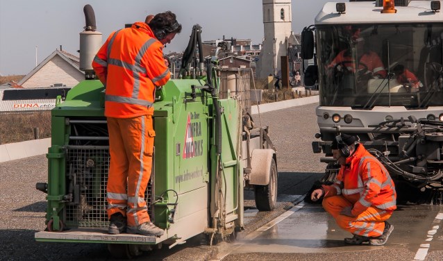 Met een freesmachine wordt het schuine randje aangebracht.