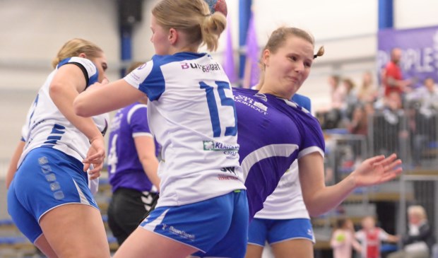 Zoë de Ridder tussen de verdedigers van SEW. | Foto: pr.