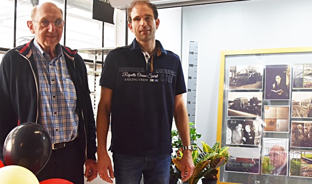 Wim Vianen en zoon Klaas Jan bij de fotovitrine.