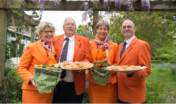 Een deel van het bestuur van de Oranjevereniging Leiderdorp met bloemen en versnaperingen voor de bewoners van Leythenrode.