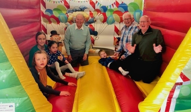 Opa Club bestuursleden Simon Brandt en Helmut Fellner en lid Joop Mensch hebben dit fantastische cadeau in het KDC in gebruik gesteld. Samen met de kinderen hadden zij veel plezier op het veelkleurige springkussen.