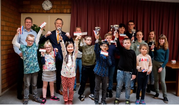 Wethouder Willem Joosten (achterste rij, 2e van links) reikte aan het eind van de middag de prijzen uit.