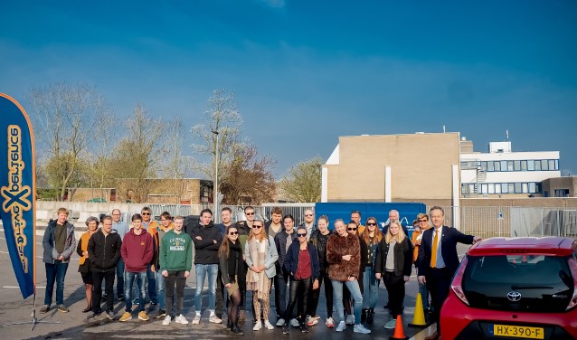 Alle deelnemers aan de Drive Experience en de coaches bij elkaar. Geheel rechts wethouder Willem Joosten die de dag opende door als eerste een noodstop te maken.