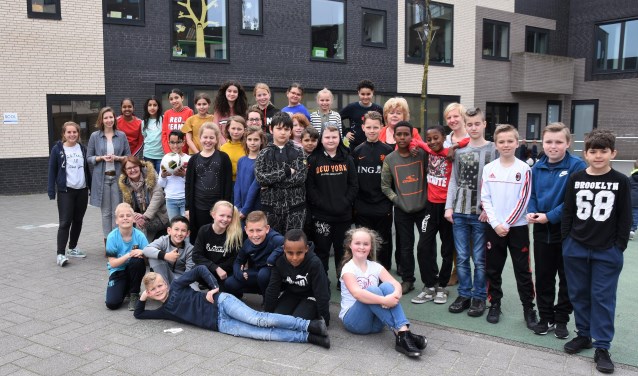 Basisschool de Springplank met li. zittend journalist Marieta Kroft Leidsch Dagblad en re. achter Teuntje van Delft de Leidenaar. | Foto: Emile van Aelst.