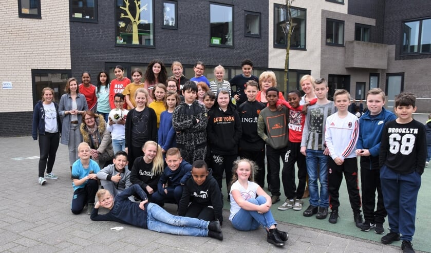 Basisschool de Springplank met li. zittend journalist Marieta Kroft Leidsch Dagblad en re. achter Teuntje van Delft de Leidenaar. | Foto: Emile van Aelst.