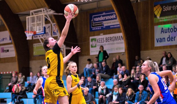 Mia Hordijk in actie in de gewonnen wedstrijd tegen Binnenland.