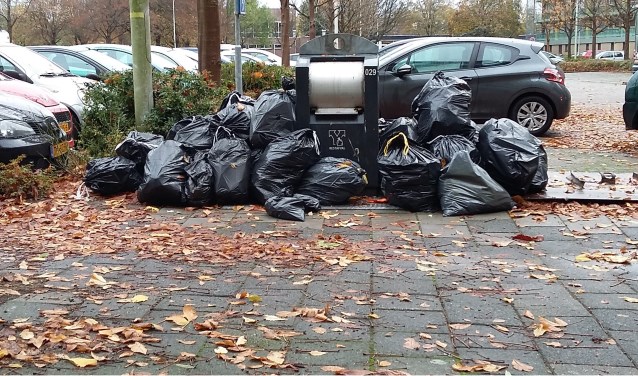 De start van het omgekeerd inzamelen ging in Lisse niet van een leien dakje. Containers waren snel vol en inwoners dumpten hun zakken dan maar ernaast, zoals te zien op deze archieffoto.