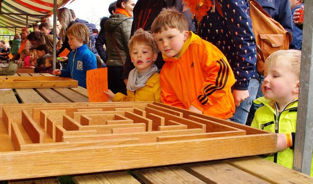 Achter het gemeentehuis konden alle Oegstgeester kinderen weer meedoen aan gezellige oud-Hollandse spelletjes.
