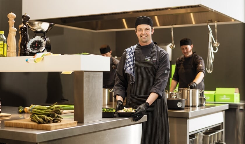 Chef Johan van Marle in de keuken. | Foto: pr.