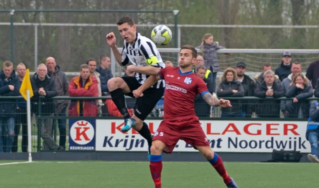Stef van der Zalm van SJC in duel met Joey Ravensbergen. | Foto: Johanna Wever