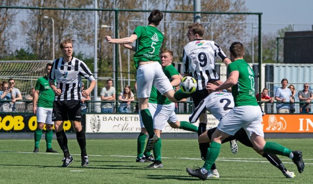 Duel in de 16 van Eemdijk Tom Duindam (9) Klaas de Graaf (5). | Foto: Johanna Wever