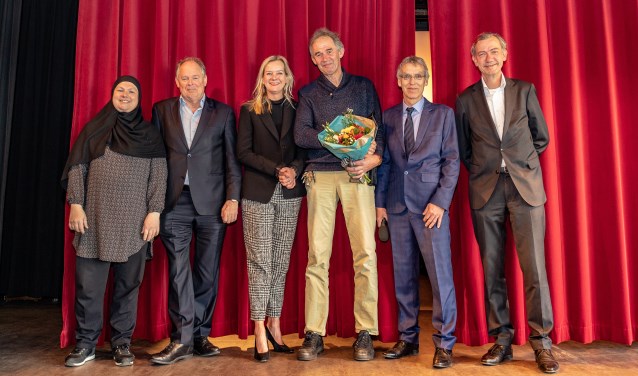 Huig van Duin (met bloemen) is uitgeroepen tot conciërge van het jaar 2019. | Foto Wil van Elk