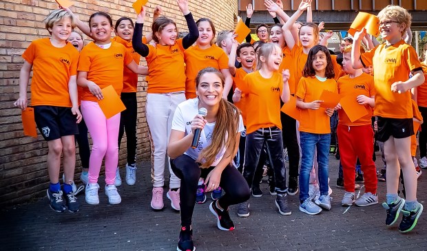 Whitley Glasbergen voor een leerlingen van groepen 3, 4 en 5 van de Prins Willem-Alexanderschool die duidelijk zin hebben in de uitdaging.