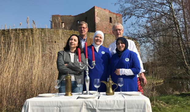 De stichting selecteerde in de Bollenstreek een groep Syrische vrouwen, die uitstekend kunnen koken en de ambitie hebben een cateringbedrijfje te starten.