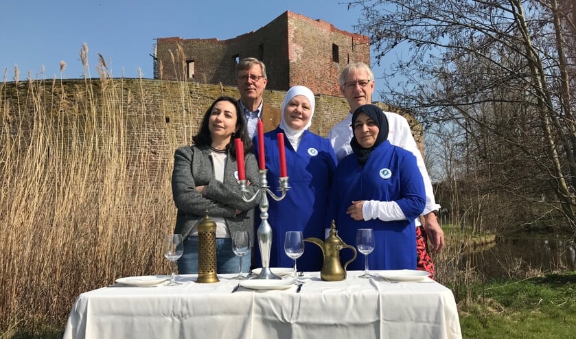 De stichting selecteerde in de Bollenstreek een groep Syrische vrouwen, die uitstekend kunnen koken en de ambitie hebben een cateringbedrijfje te starten.
