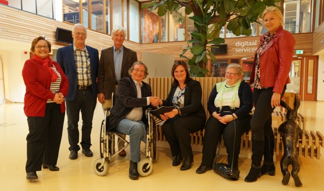Voorzitter Hein van de Zande overhandigt het jaarverslag aan wethouder Angelique Beekhuizen. Verder v.l.n.r. op de foto adviesraadleden Babs Banning (vice voorzitter), Jan van Gorp, Matthijs Landsmeer en Wies Dahmen, en Astrid Selier (ondersteuning). | Foto: C. v.d Laan