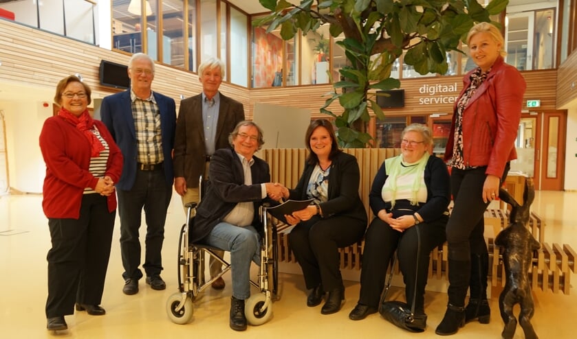 Voorzitter Hein van de Zande overhandigt het jaarverslag aan wethouder Angelique Beekhuizen. Verder v.l.n.r. op de foto adviesraadleden Babs Banning (vice voorzitter), Jan van Gorp, Matthijs Landsmeer en Wies Dahmen, en Astrid Selier (ondersteuning). | Foto: C. v.d Laan