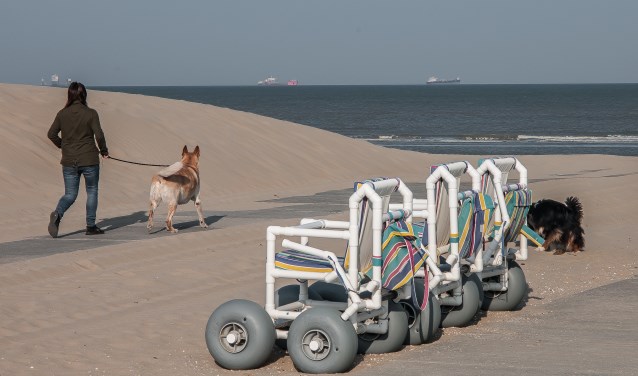De nieuwe strandrolstoelen staan onder andere bij Strandhuys Katwijk al klaar voor gebruik .